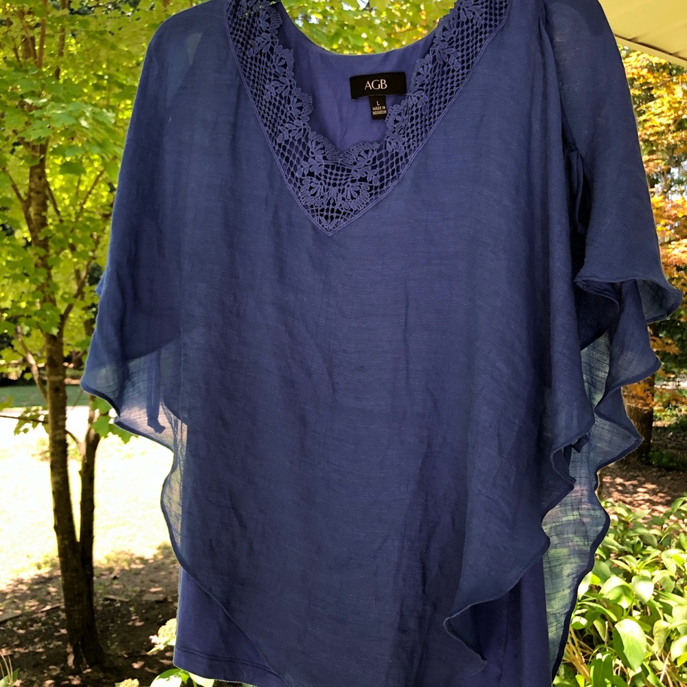 Flattering asymmetrical royal blue top ✨